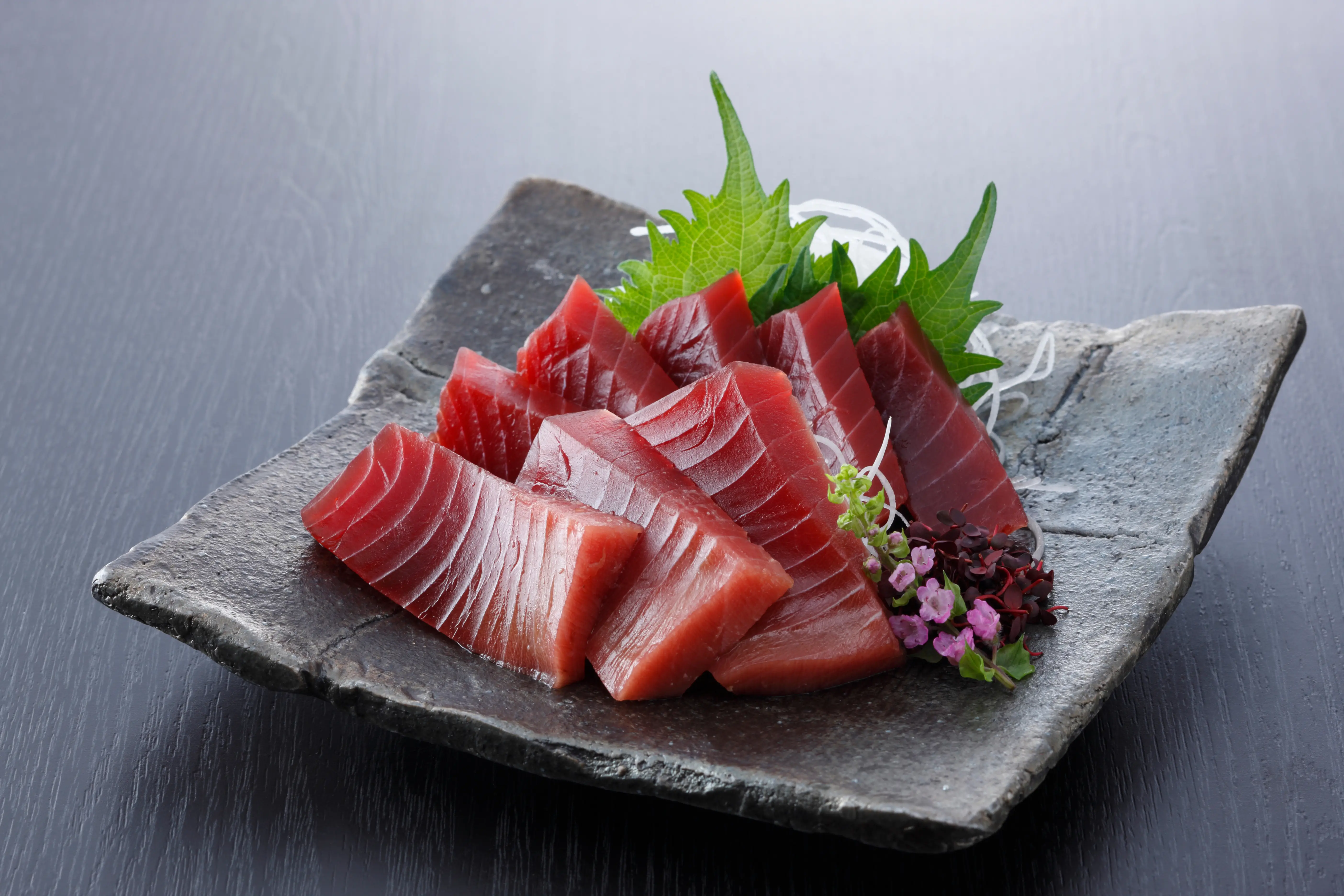 Thunfischblock auf Teller